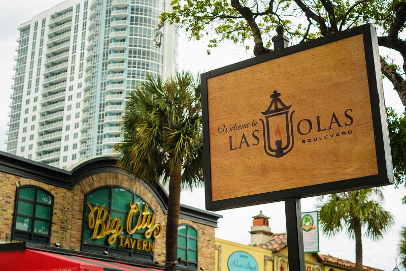 Las Olas Boulevard welcome sign in downtown Fort Lauderdale, Florida